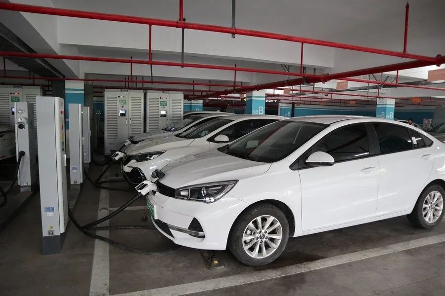 7月4日，汽车在安徽省合肥市一处新能源汽车充电综合体内充电。新华社记者 刘方强 摄