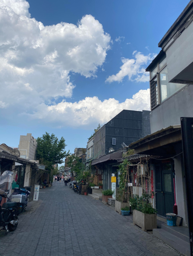 6月20日拍摄的北京杨梅竹斜街. 新华社记者 罗鑫 摄