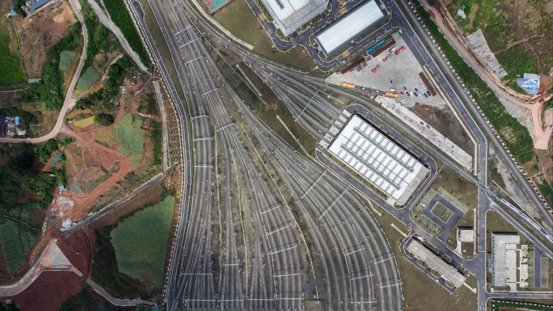 航拍成都地铁车辆段的密集铁轨和车间