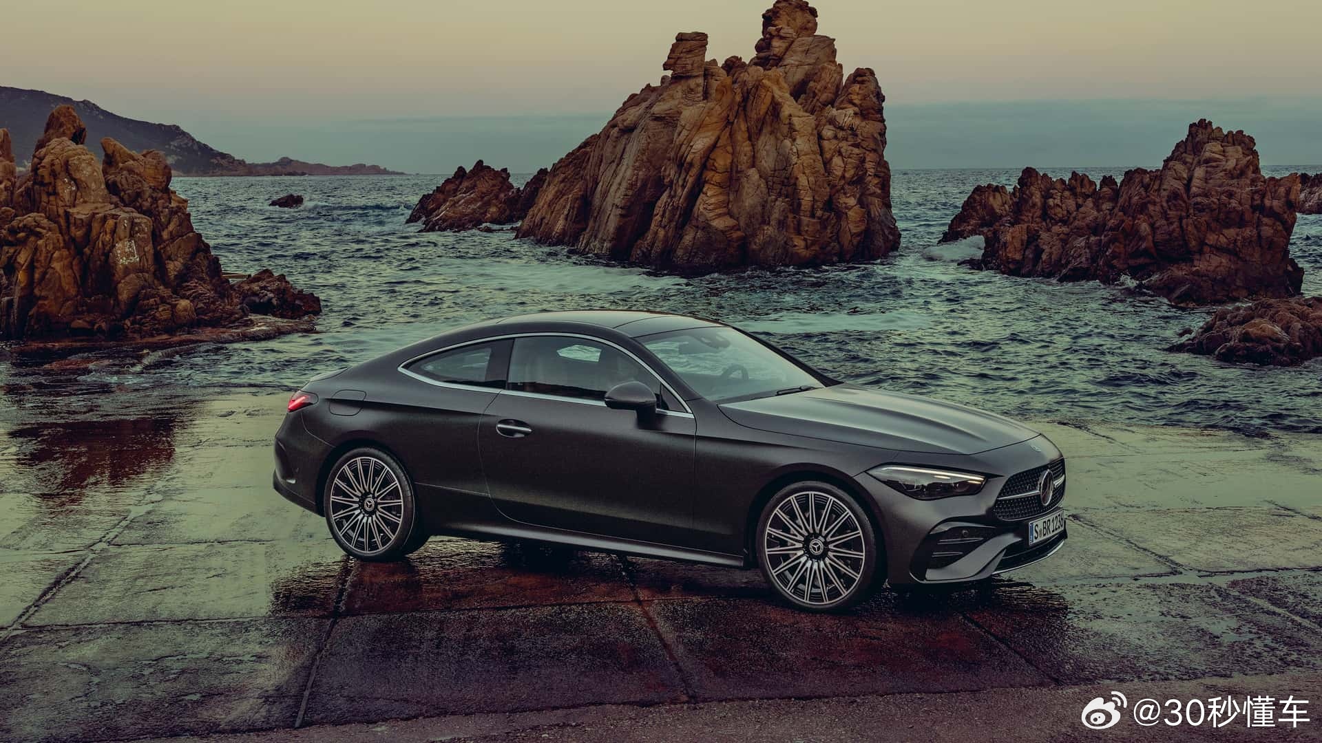 近日梅赛德斯奔驰发布了clecoupe和clecabriolet的官图