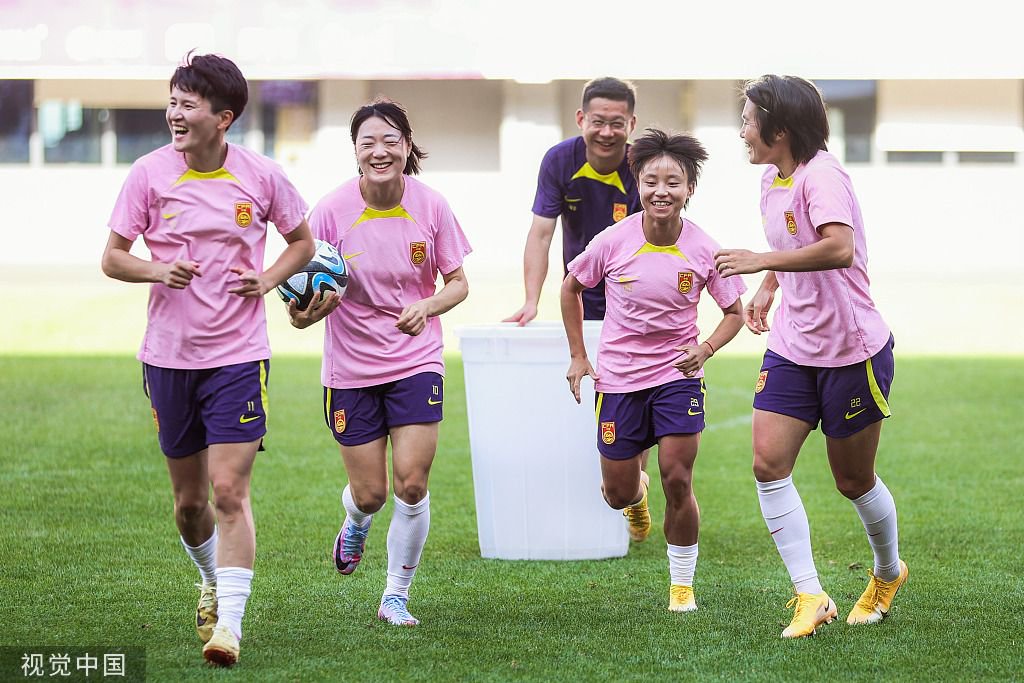女足队员的训练中充满了欢笑。