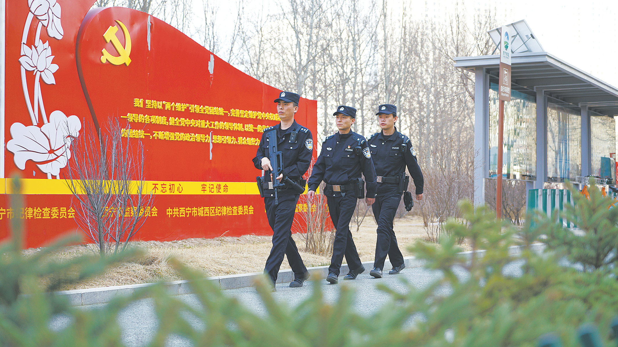 民警辅警在辖区开展巡逻工作.