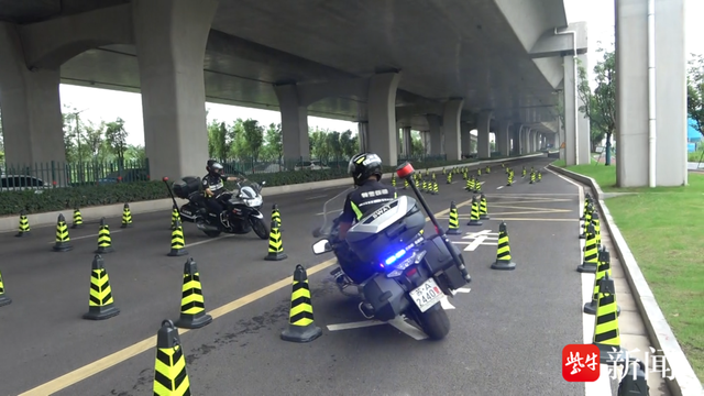 图为南京江北新区铁骑在训练考核中