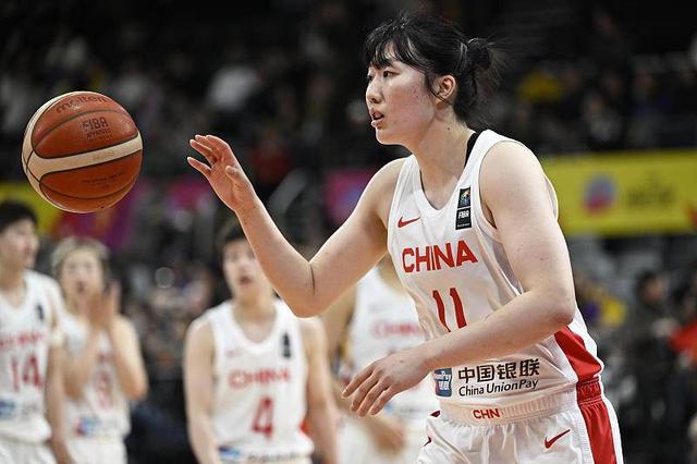 江苏女篮老将金维娜,中生代球员张曼曼,新人罗欣棫等球员也开始走进