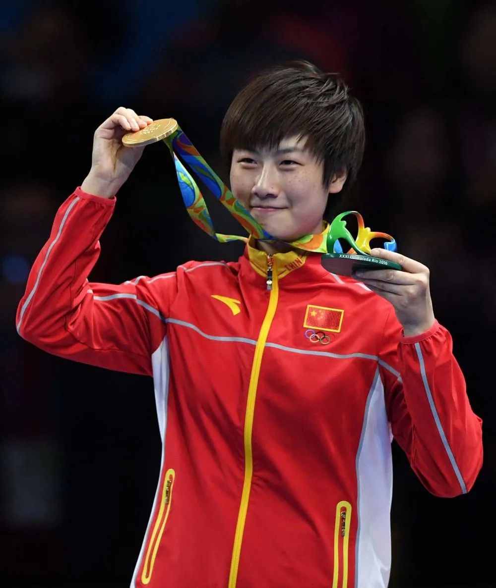 2016年8月10日,丁宁在里约奥运会乒乓球女单决赛领奖台上.