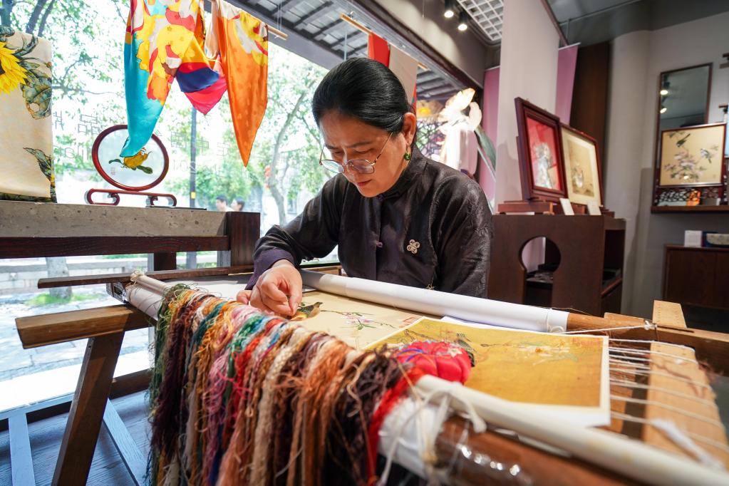 7月6日,卢建英在苏州平江路的工作室内刺绣.新华社记者 李博 摄
