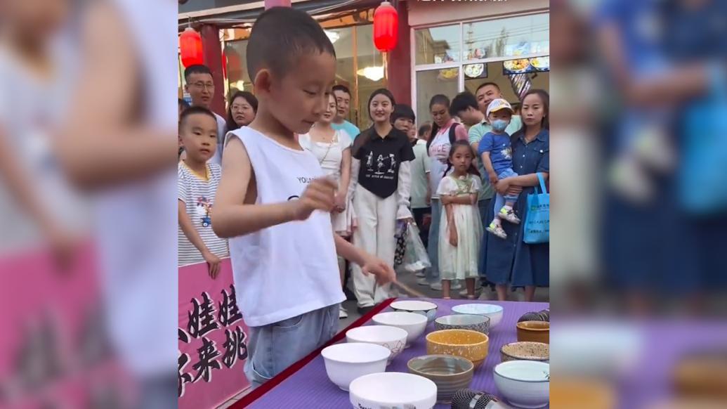小男孩敲碗演奏惊呆路人，网友：我差点以为我也会！_手机新浪网