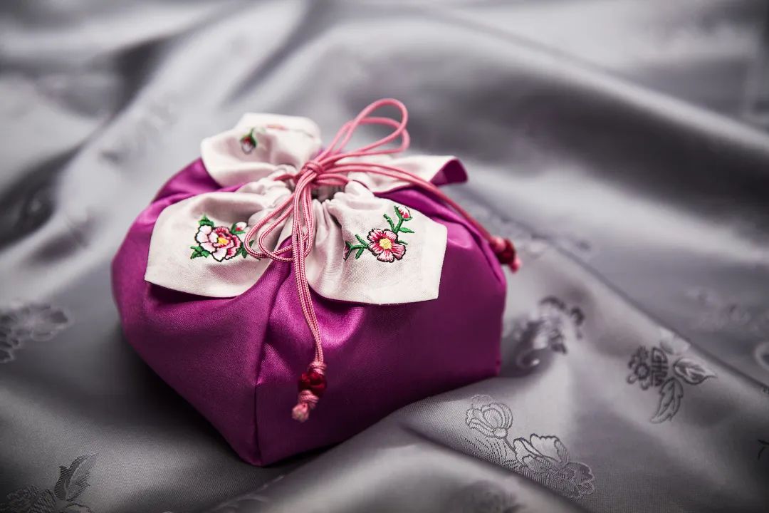 围农夜话丨布包袱