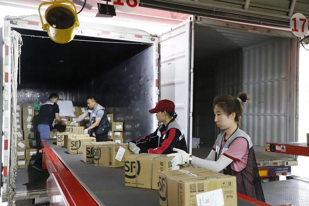 记者来到北京顺丰全自动分拣中心,看到一件件快递在场地中有序传送.