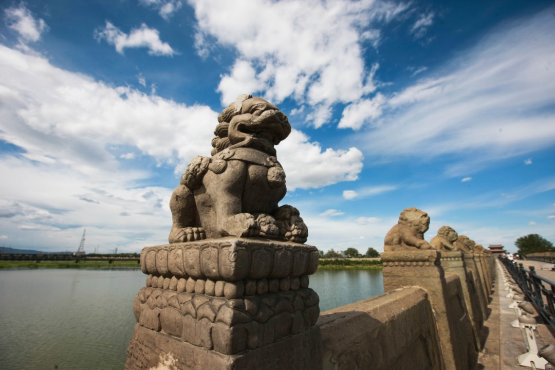 这是2015年6月12日拍摄的蓝天白云映衬下的北京卢沟桥上的石狮子.