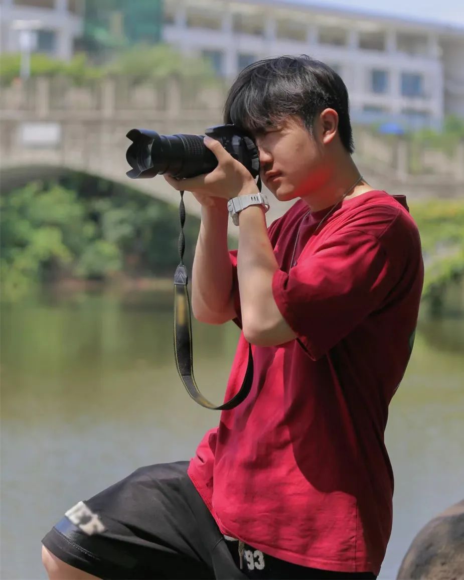 "00后"地铁中阻拦男子行凶,高校发声:他是学校之光!|吴英杰_新浪财经_