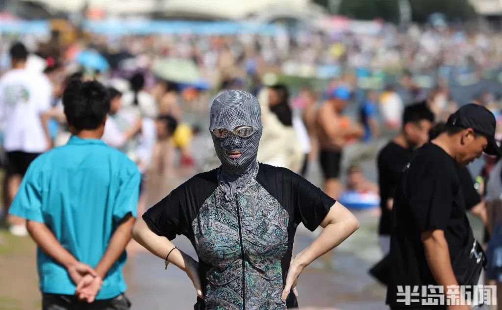 青岛一浴沙滩上的脸基尼大妈.图/半岛全媒体记者 何毅