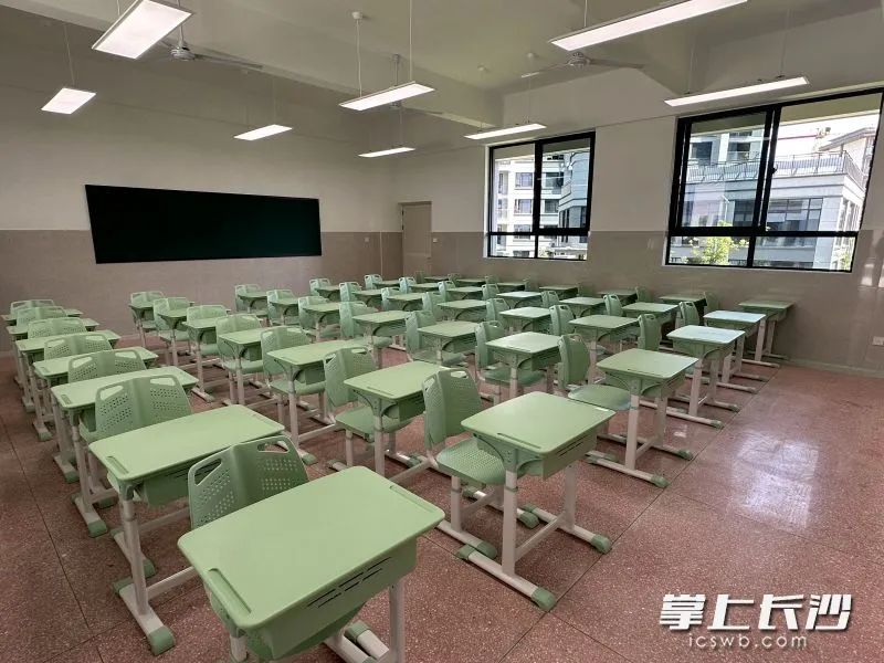 周南梅溪湖映日学校的教室里,草绿色的课桌椅摆放整齐.