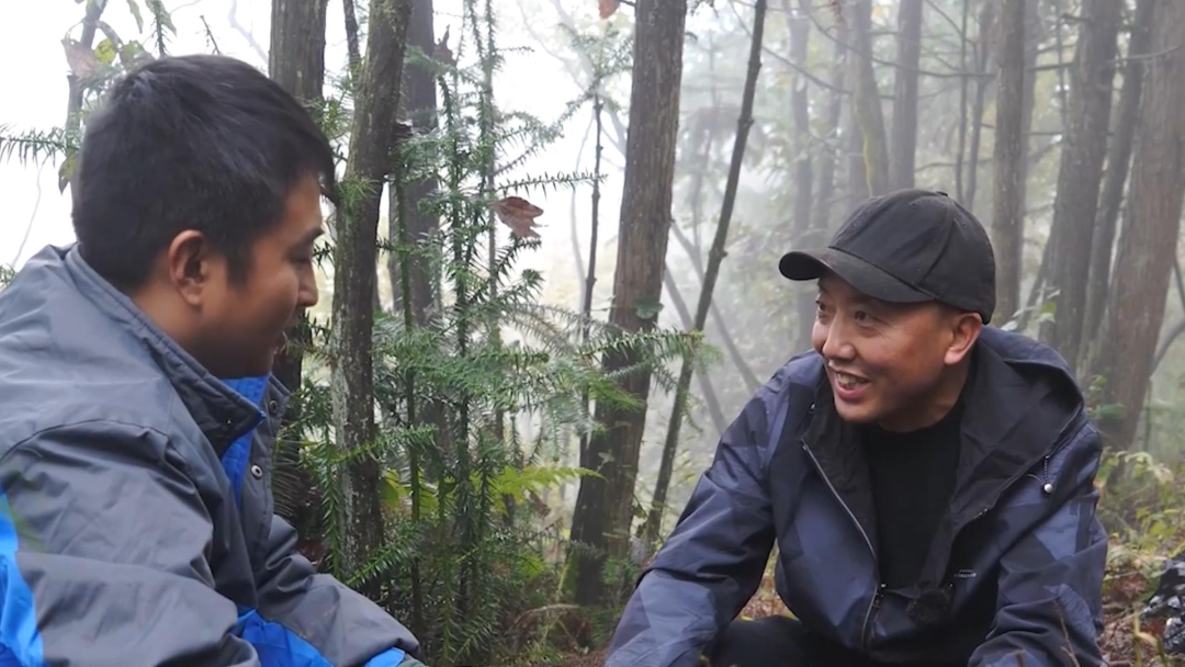 贵州省德江县沙溪土家族乡大寨村原驻村第一书记刘杰(右)与村里的天麻