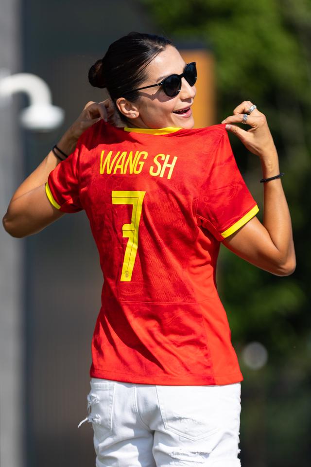 队友通过服装支持即将出征世界杯的王霜.