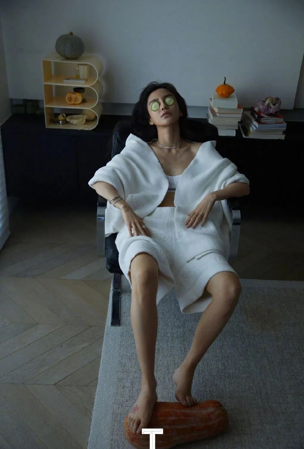 杨颖angelababy拍摄杂志图时,因为露出的脚趾甲过长而被吐槽.