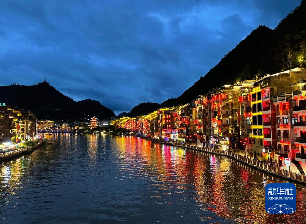 贵州镇远古镇夜景美如画.新华社记者骆飞 摄