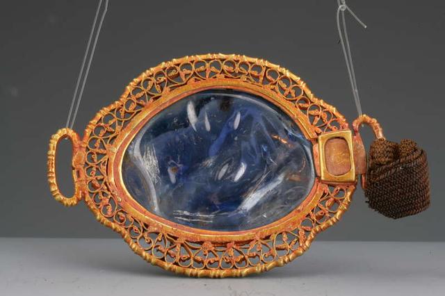 展出的镂空金镶蓝宝石带饰.主办方供图.