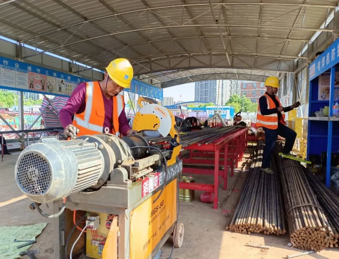 钢筋工在长沙一施工现场切割钢筋.游韵燕 摄