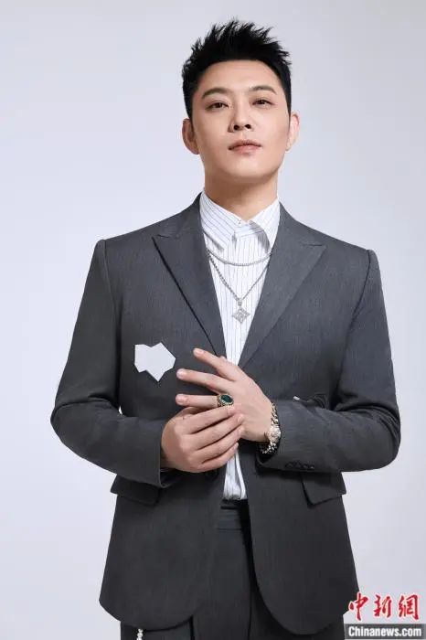 他是"电梯战神",曾给凤凰传奇写歌,一度身上仅200元_新浪财经_新浪网