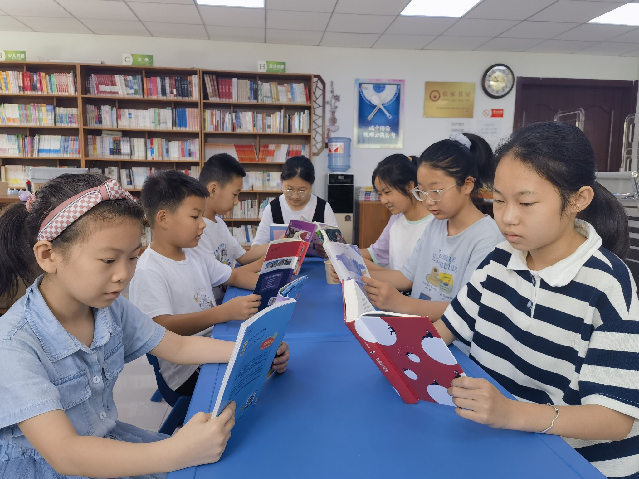 暑假儿童正在大官庄村农家书屋开展"读书会"活动