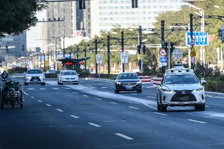 无人驾驶车辆行驶在北京街头。新华社记者 彭子洋 摄
