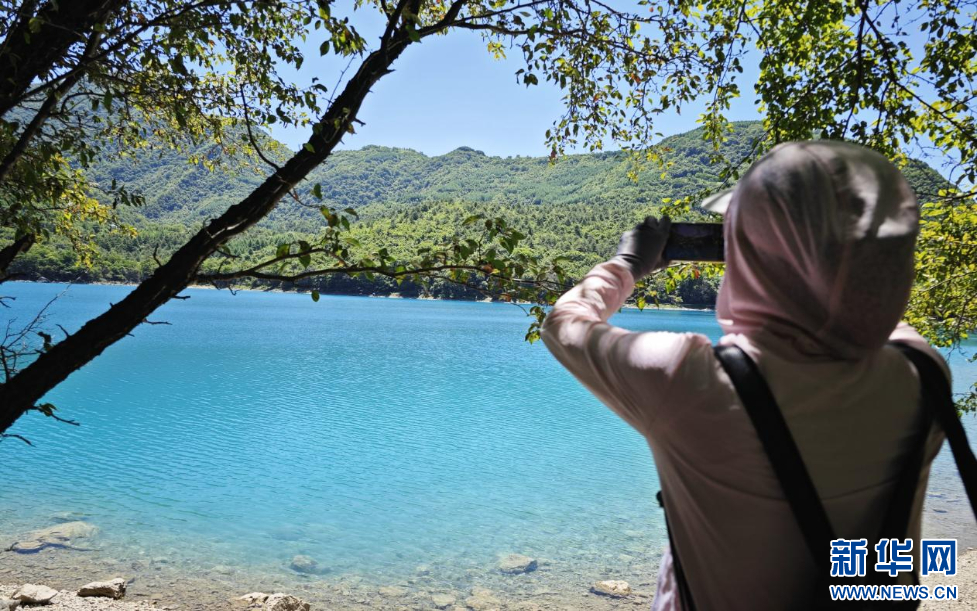 游客在文县天池景区拍照留念.