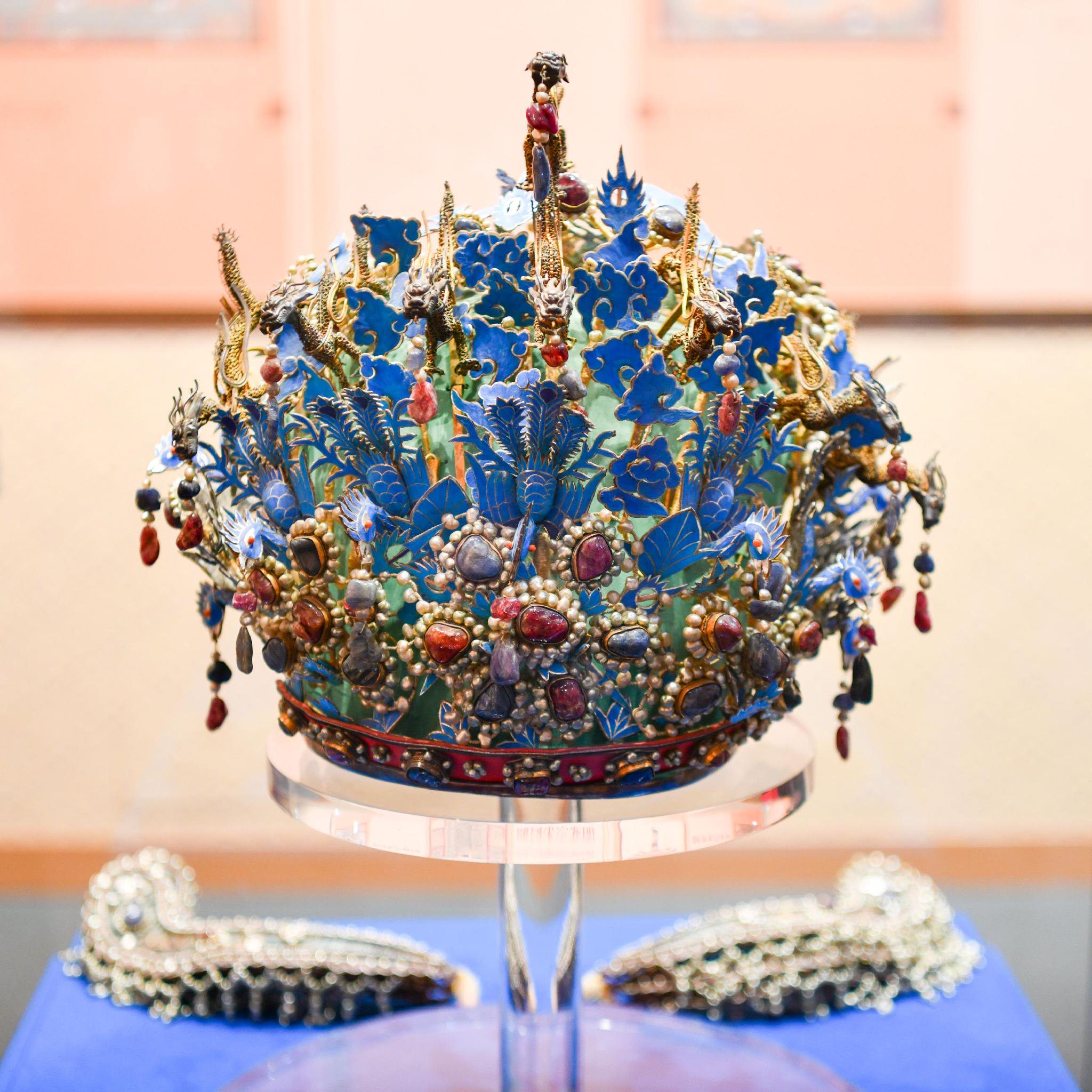 龙冠凤冠合璧亮相,有俩只展一天!别急,点这儿看图