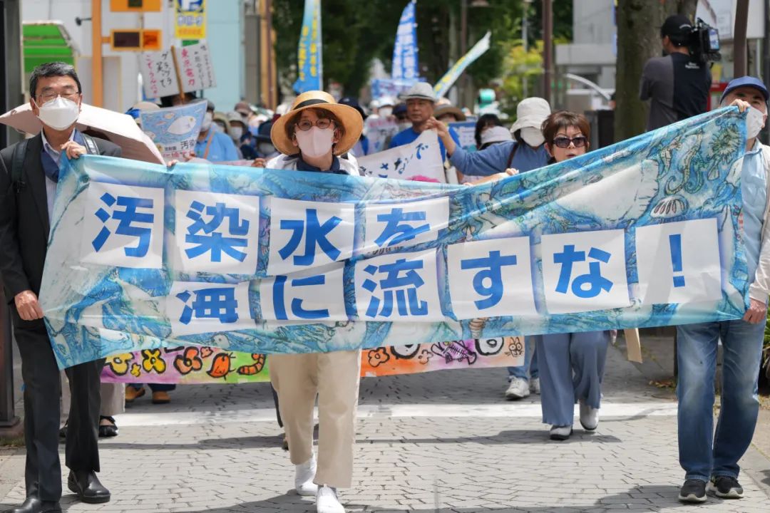 6月20日，东说念主们在日本福岛市参预反对核耻辱水排海的抗议四肢。张笑宇摄（新华社）