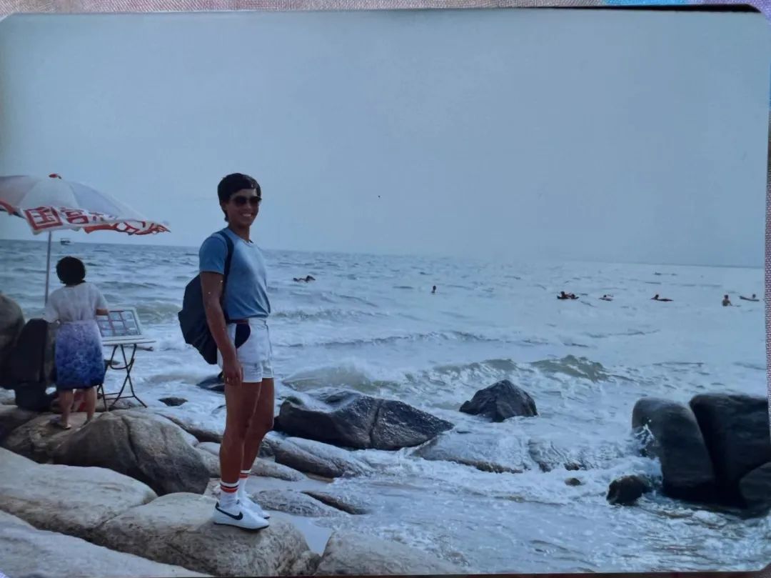 1986年,运河划行休息时,蒋卫民在北戴河附近游玩.受访者供图