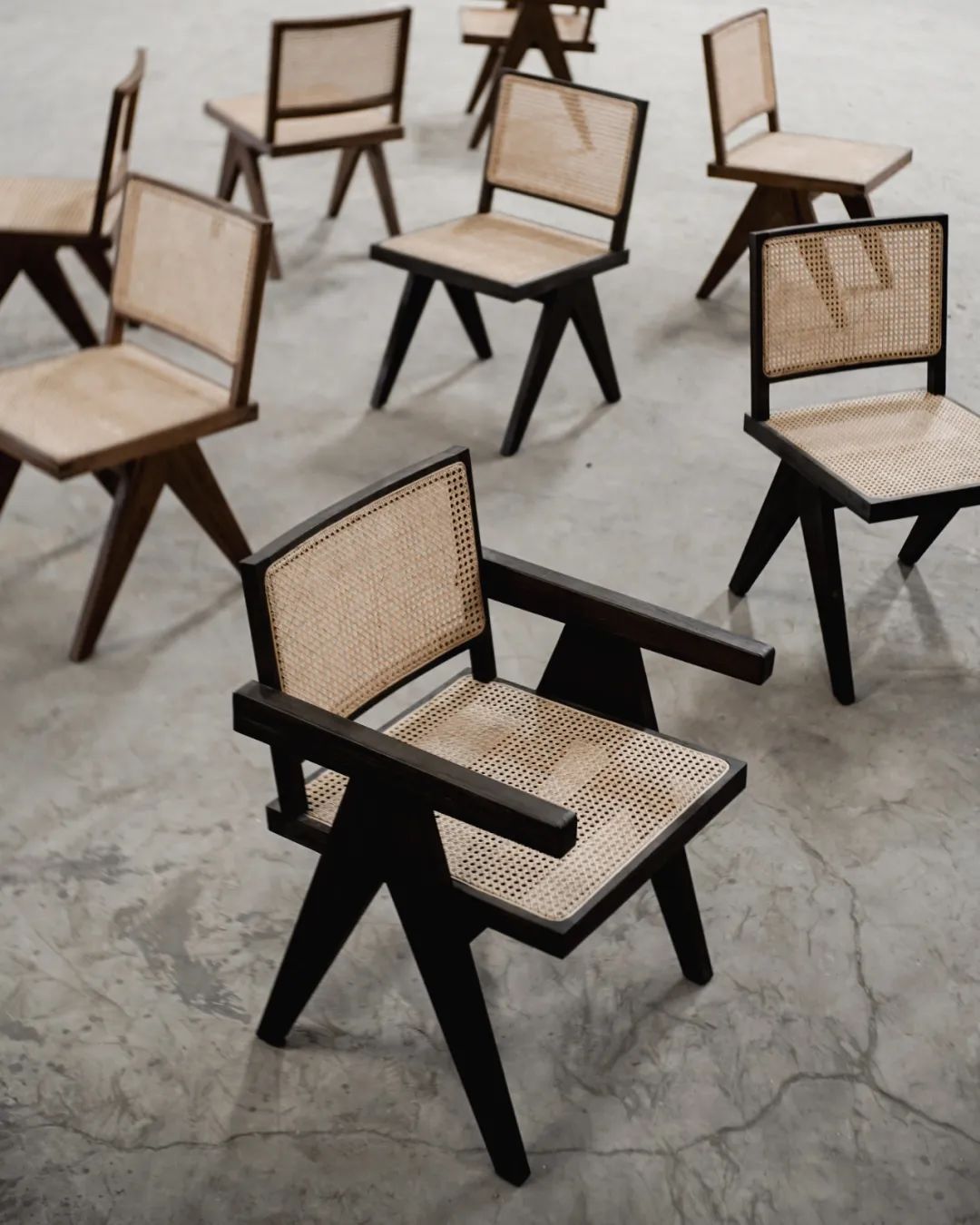 经典复刻昌迪加尔椅,金丝楠手工打造,中西合璧,新雅实用__财经头条