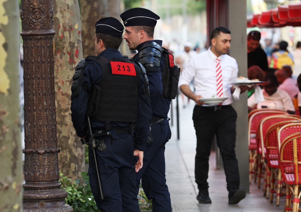 7月2日晚间,警察在法国巴黎香榭丽舍大道上巡逻.新华社记者高静摄