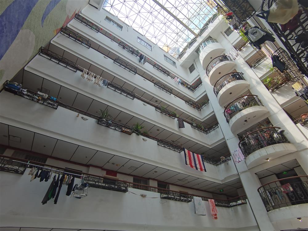 图为中通大厦内部,8楼至29楼里每层楼呈"回"字形分布数套至16套数量不