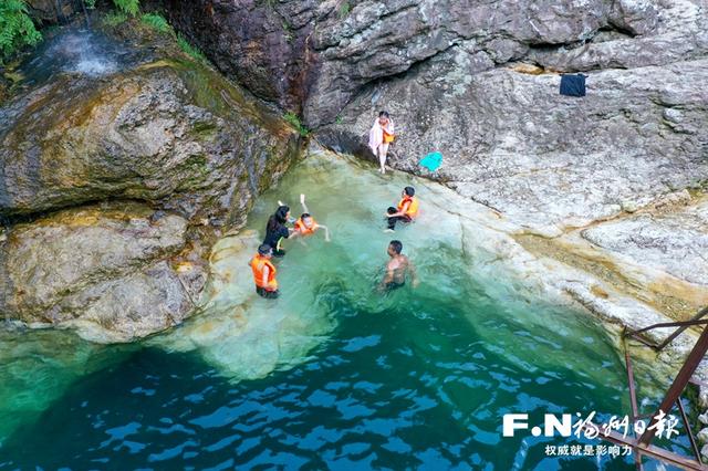 游客在寿山"天使之心"戏水纳凉.记者 池远 摄