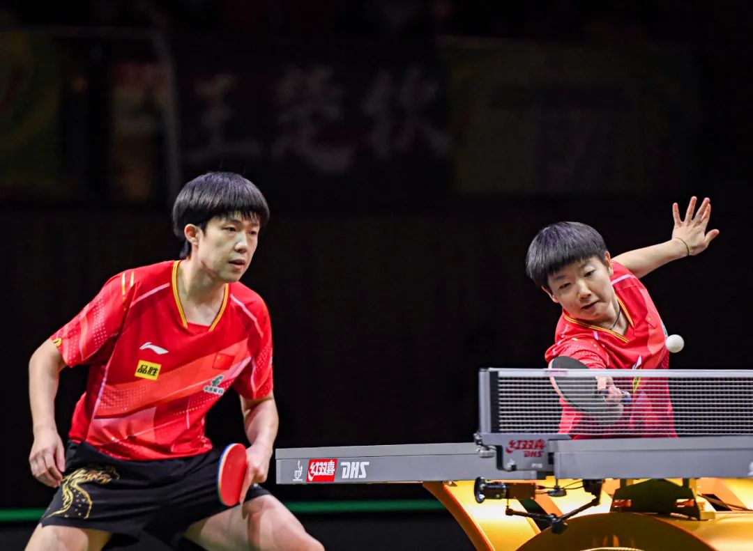 王楚钦(左)/孙颖莎在混合双打比赛中.新华社照片