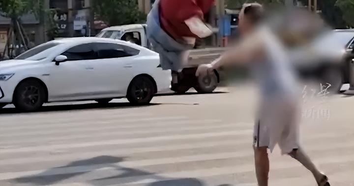 老人当街抛扔满月双胞胎女婴,往公路一丢转身就走?|南充市|四川省|民警|孙女|警方_新浪新闻
