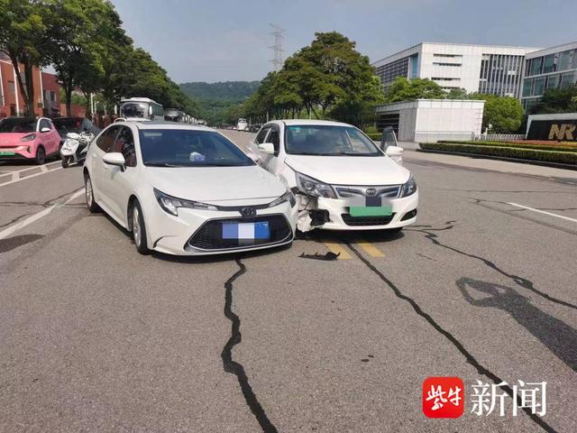 图为两车相撞的现场
