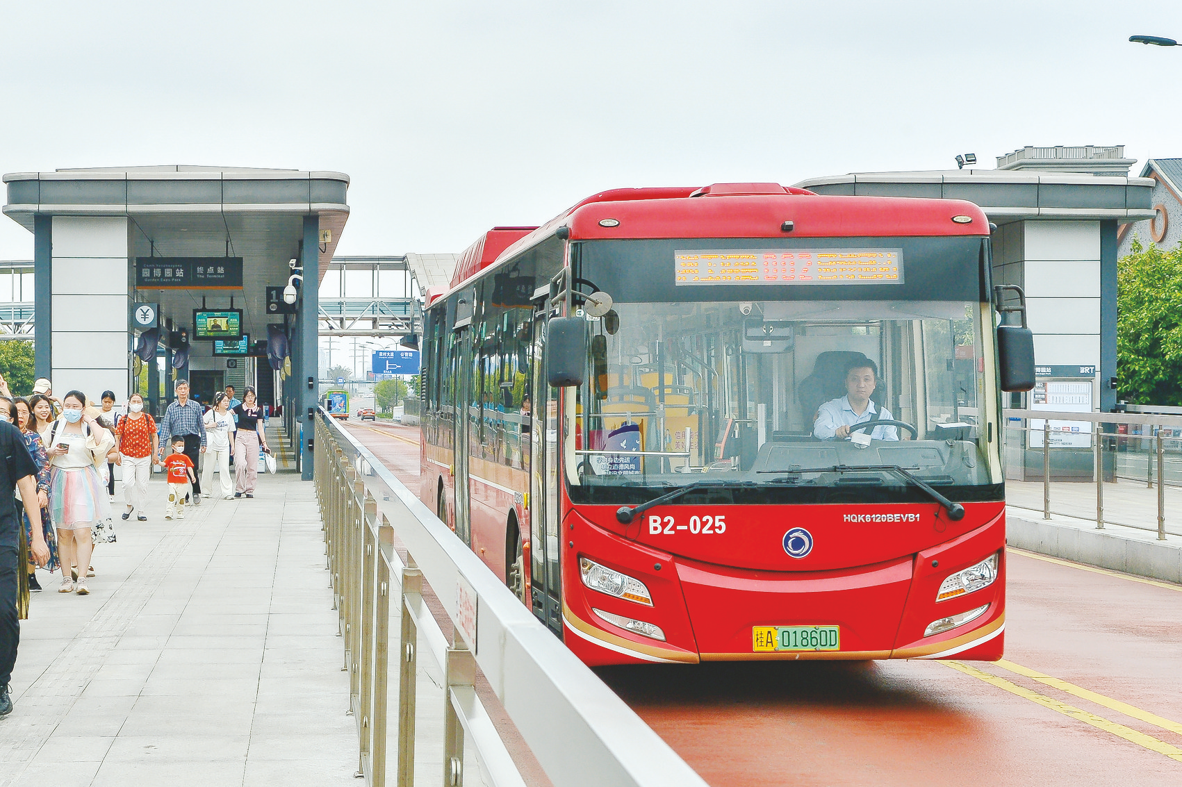 &nbsp;&nbsp;&nbsp;&nbsp;南宁市快速公交(brt)二号线b02路线车辆进站