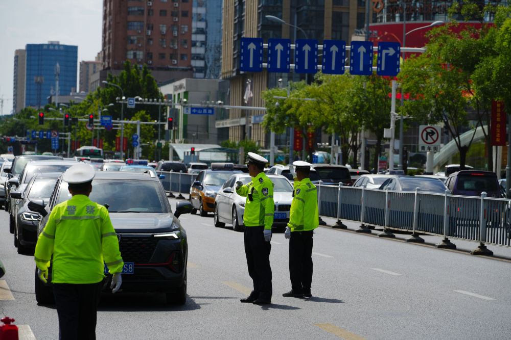 7月9日,石家庄市街头,交警在烈日下执勤. 闫志国 摄