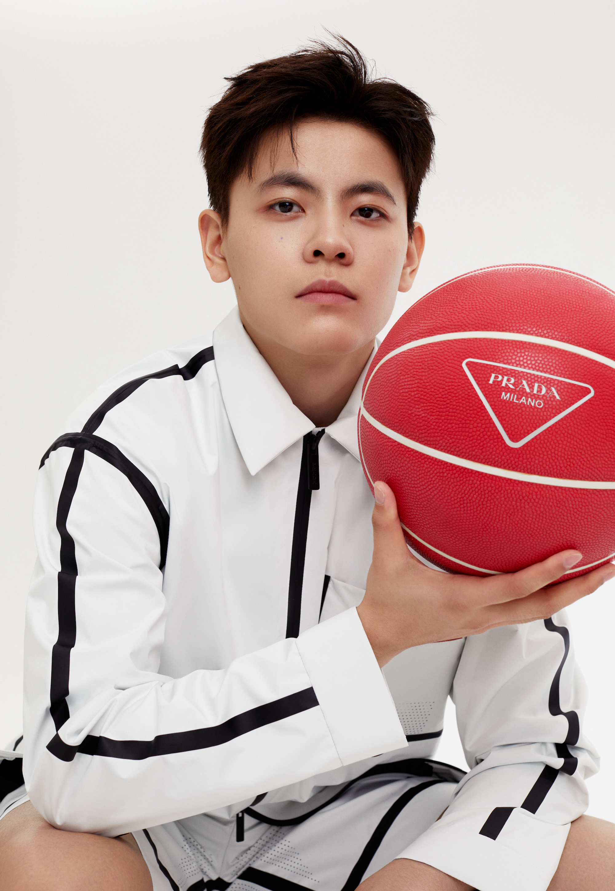 杨舒予 图片来源:prada官方微博