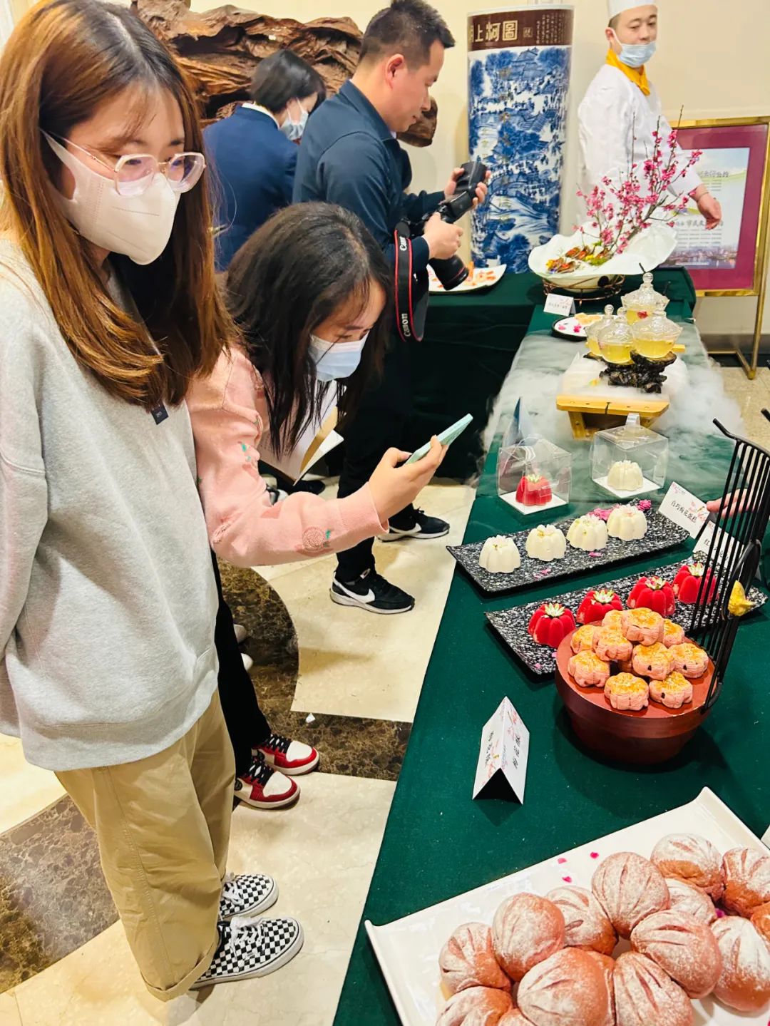 第二十三届中国·青岛梅花节筹备情况新闻发布会上展示的梅花系列产品