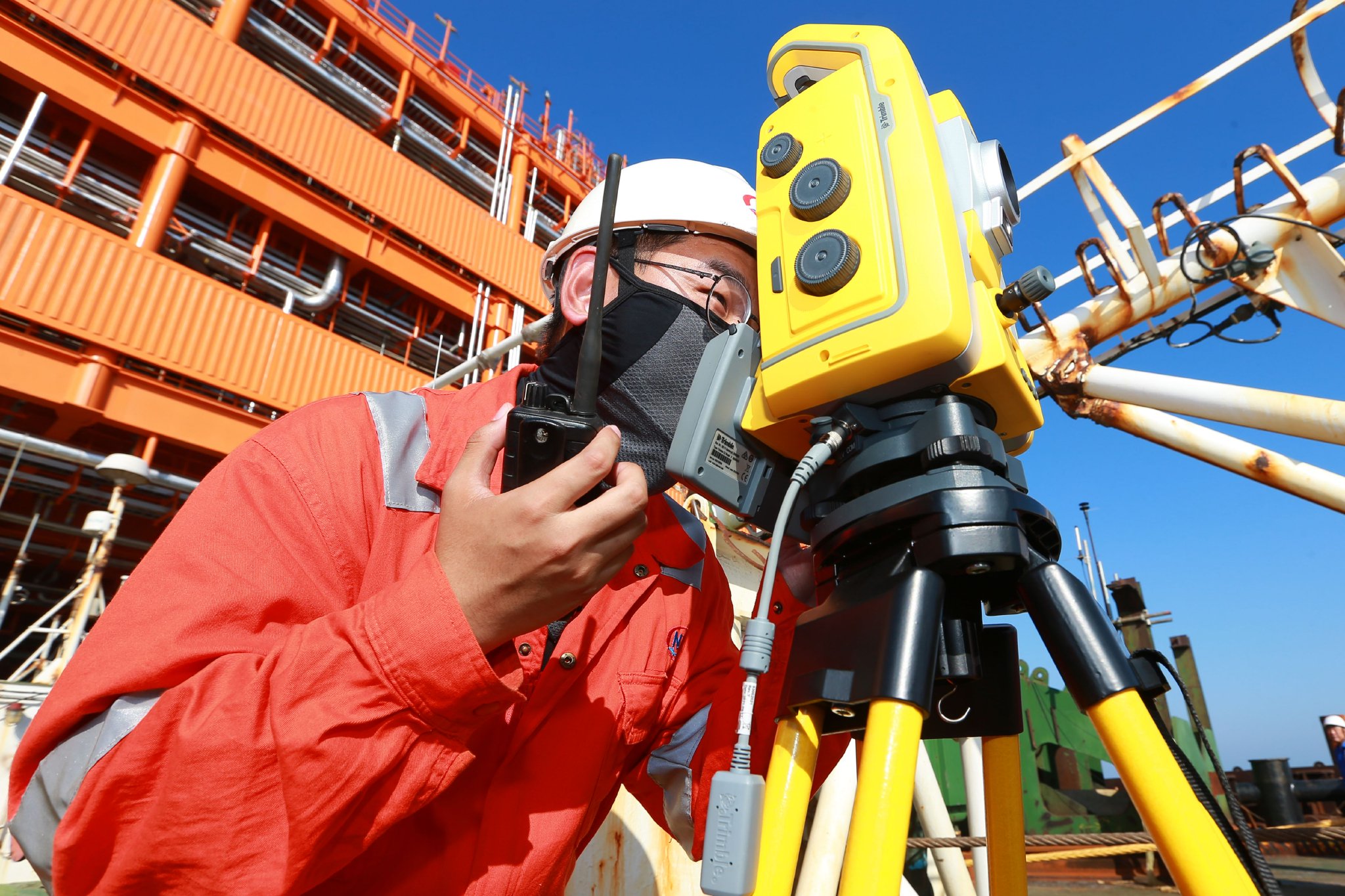 施工人员正在进行测量. 郑德勇 摄