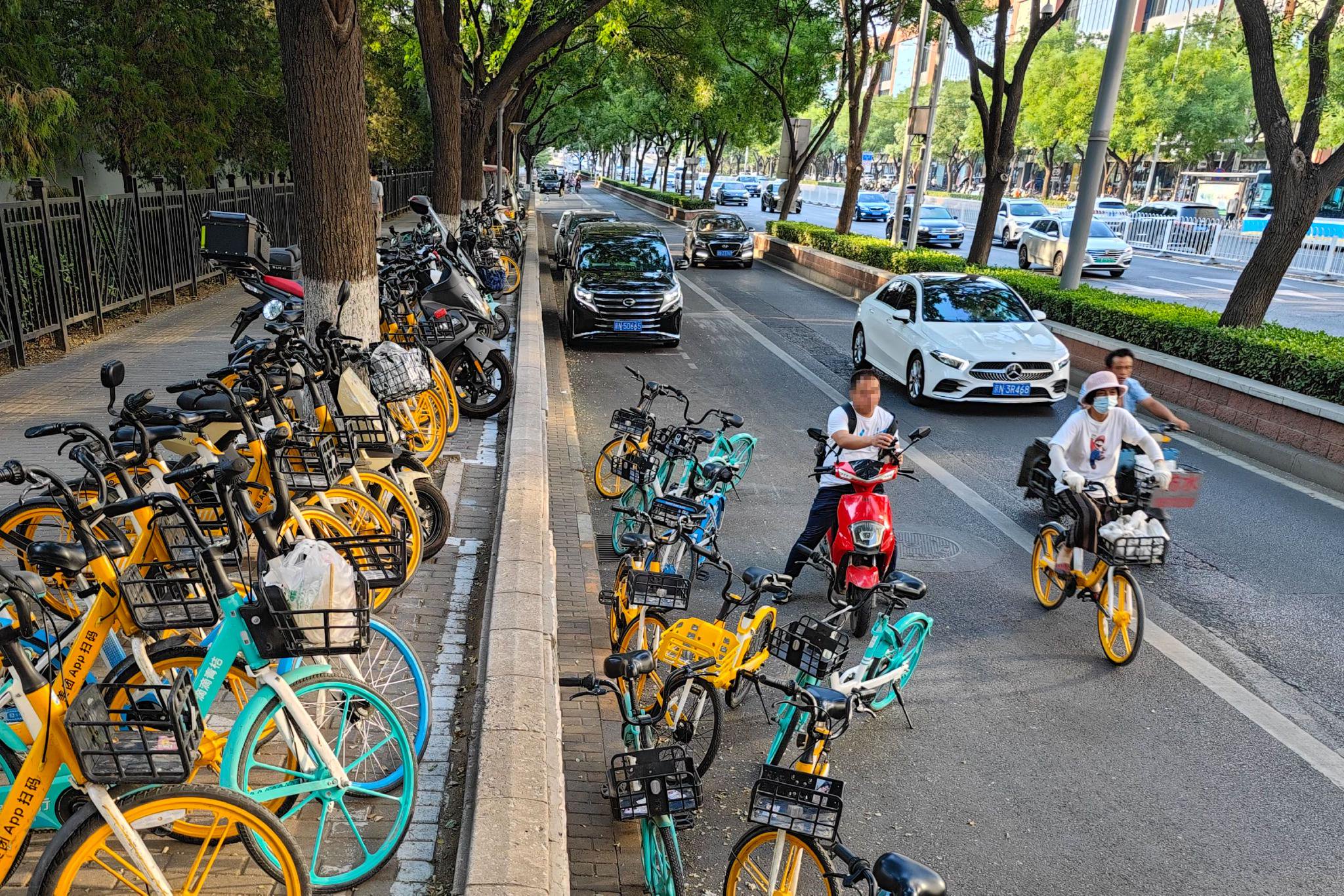 7月10日下午,在蒲黄榆路口,部分骑行者将共享单车停放在道路范围内.