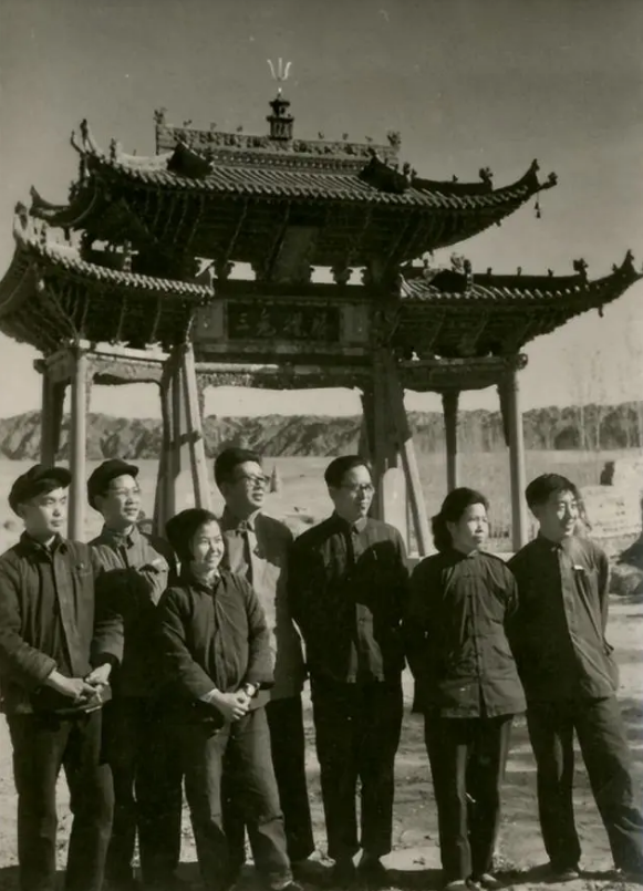 1962年秋,宿白,常书鸿,李承仙与北京大学历史系考古专业实习学生