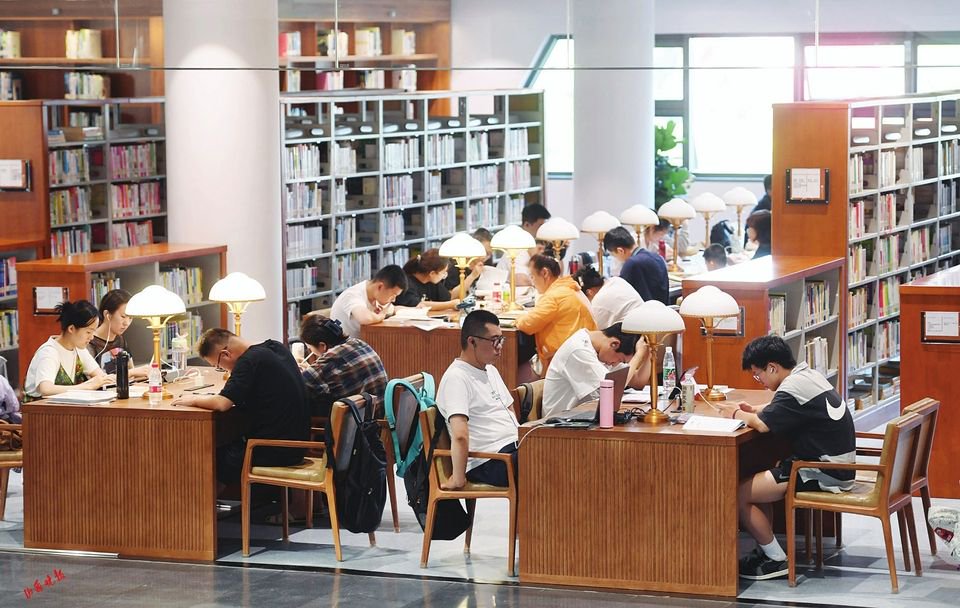 图为7月9日,学子们在山西省图书馆内读书,学习.