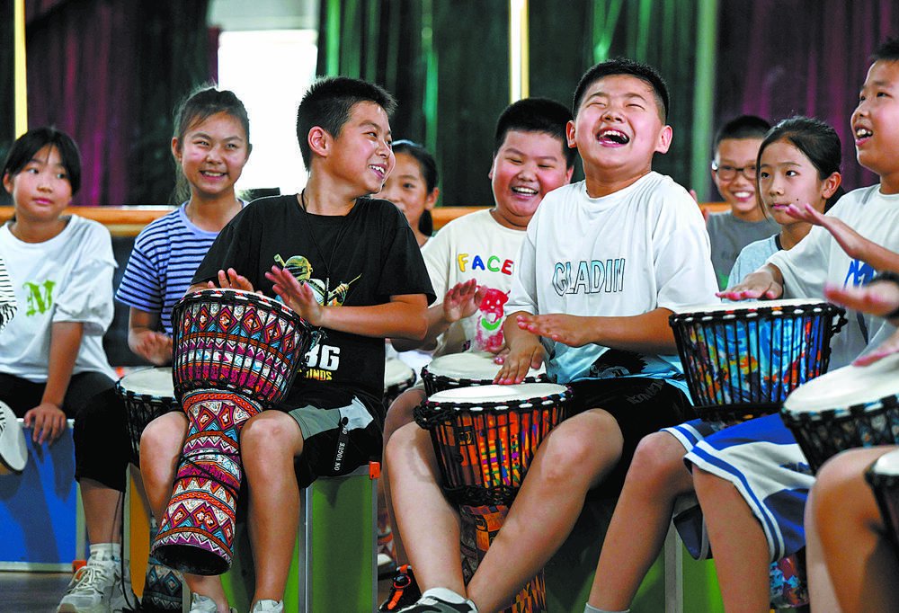 7月10日,学生在河北省石家庄市兴华小学练习非洲鼓