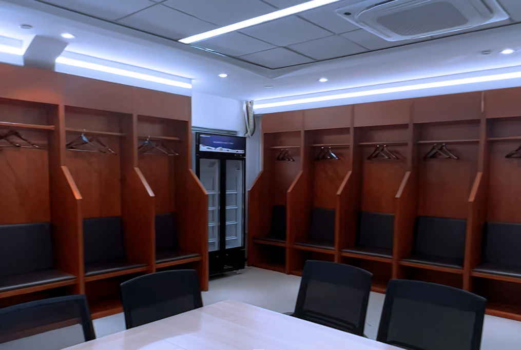 运动员休息室,战术展示板,工作台,一人一座位等一应俱全.赵用 摄