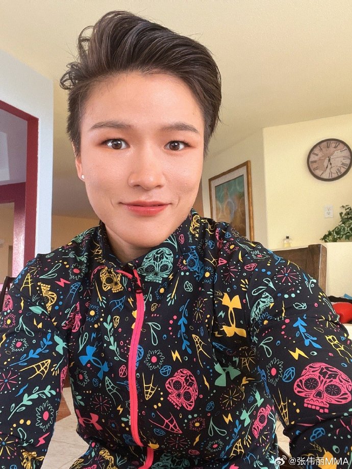 张伟丽晒出自拍照.