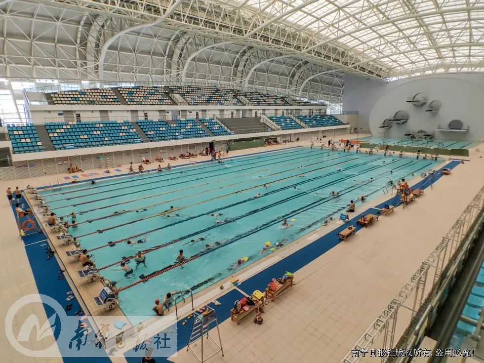 图为在广西体育中心游泳馆,市民在水中开心畅游.记者叶子榕 摄