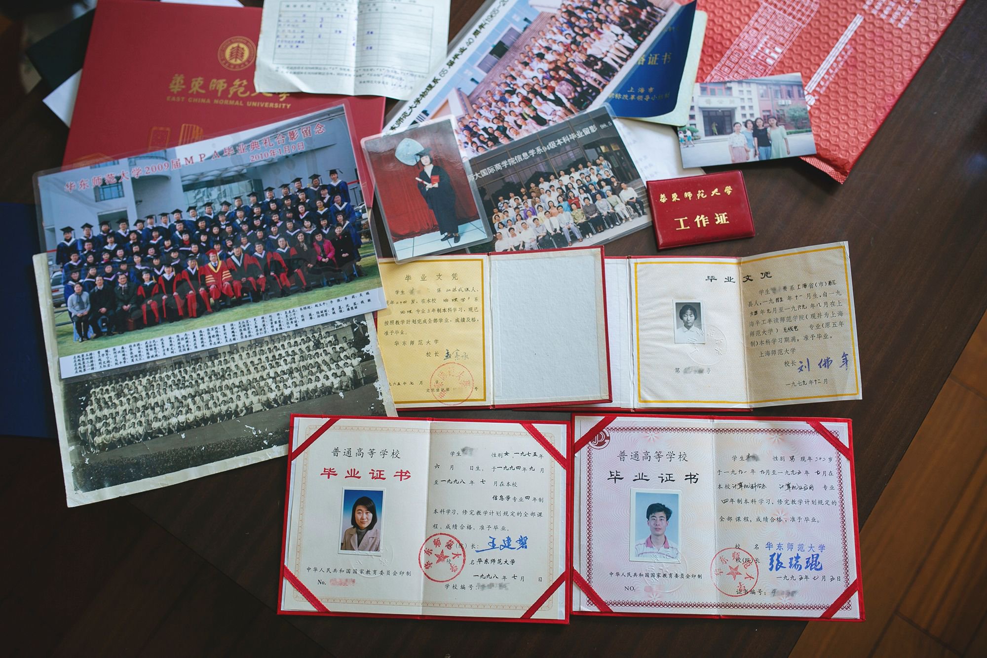 万沣玮家中有着不同时期历任校长签名的毕业证书.